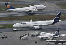 Jets von Boeing und Airbus am Flughafen Frankfurt am Main - Arne Dedert/dpa