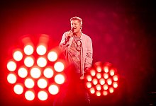 S&auml;nger Hartmut Engler singt hinter LED-Lichtern. - Bernd Thissen/dpa/Archivbild