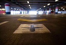 Teures Pflaster: Urlauber müssen für Flughafenparkplätze tiefer in die Tasche greifen - ein paar Spartipps gibt es dennoch. - Federico Gambarini/dpa/dpa-tmn