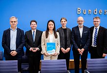 Führende Wirtschaftsinstitute stellen neue Konjunkturprognose vo - Christoph Soeder/dpa