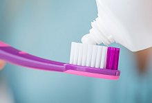 Zahncreme auf einer Zahnb&uuml;rste - Christin Klose/dpa-tmn/dpa