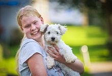 Jule Post (20) kann alleine nicht mehr das Haus verlassen. Helfen k&ouml;nnte nur H&uuml;ndin Fine - doch deren Ausbildung ist viel zu teuer f&uuml;r die Familie. - Sarah Jonek Fotografie