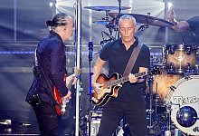 Roland Orzabal (l) und Curt Smith 2019 bei einem Konzert in Berlin. - Annette Riedl/dpa