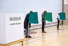 Menschen geben ihre Stimmen in einem Wahllokal in Malm&ouml; ab. - Johan Nilsson/TT NEWS AGENCY/AP/dpa