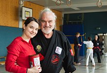 Die Schauspielerin und ihr Unterst&uuml;tzer: F&uuml;r ihren Traum, nach Hollywood zu gehen, bekommt Asja-Ve Panning (links) Sch&uuml;tzenhilfe von Taekyon Detmold und dessen Vorsitzenden Robert Chwalek (hier mit ihr im Bild). - Raphael Bartling