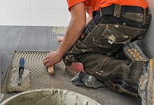 Fliesenleger - Foto: Patrick Pleul/dpa-Zentralbild/dpa