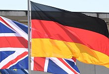 Flaggen Gro&szlig;britannien und Deutschland - Soeren Stache/dpa