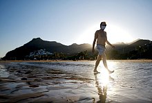 Mundschutz am Strand - Foto: Andres Gutierrez/dpa/dpa-tmn