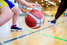 Ein Kind spielt Basketball - Christoph Soeder/dpa/dpa-tmn