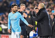 Ilkay Gündogan (l) und Pep Guardiola - Walter Bieri/KEYSTONE/dpa