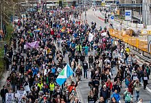 Demonstration in Stuttgart - Foto: Christoph Schmidt/dpa