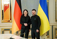 Baerbock zu Besuch in der Ukraine - Evgeniy Maloletka/AP/dpa