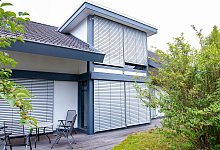 Einfamilienhaus mit geschlossenen Jalousien - Laura Ludiwg/dpa-tmn