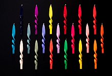 Bunte Kerzen - Franziska Gabbert/dpa-tmn