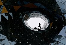 Industriekletterer in einer Dachkonstruktion - Arne Dedert/dpa/dpa-tmn