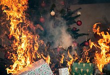 Geschenke stehen in Flammen - Zacharie Scheurer/dpa-tmn