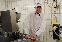 Torsten schmitz stellt Wurst her. - Kateryna Akulenko