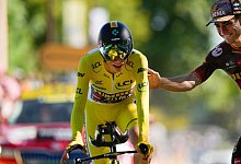 Dem D&auml;nen Jonas Vingegaard gen&uuml;gte im Einzelzeitfahren Platz zwei, um das Gelbe Trikot zu verteidigen. - Thibault Camus/AP/dpa