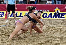 Julia Sude und Karla Borger (hinten) haben beim Turnier in Hamburg den dritten Platz belegt. - Michael Schwartz/dpa