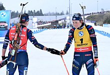 Julia Simon und Justine Braisaz-Bouchet (r) - Martin Schutt/dpa