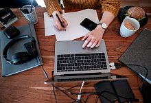 Laptop - Fabian Strauch/dpa/dpa-tmn