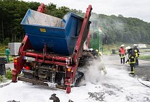 Lkw in Flammen - FOTO: Feuerwehr Porta/Michael Horst