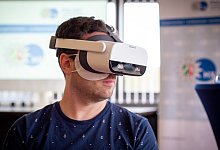 NW-Volont&auml;r Niklas T&uuml;ns hat sich die VR-Brille aufgesetzt. - Manuela Puls