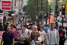 Einkaufsstra&szlig;e in London. Die Inflationsrate im Vereinigten K&ouml;nigreich ist im Juli auf 10,1 Prozent gestiegen, wie aus neuen Zahlen des Office for National Statistics hervorgeht. - Frank Augstein/AP/dpa