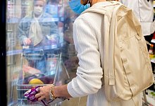 Ein Kunde geht in einem Supermarkt einkaufen - Christoph Soeder/dpa/dpa-tmn