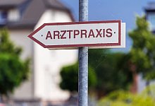 Arzt-Schild - Soeren Stache/dpa-Zentralbild/dpa