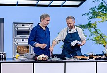 Olli Schulz bereitet Senfeier bei Böhmermann zu - Lennart Speer/ZDF/dpa