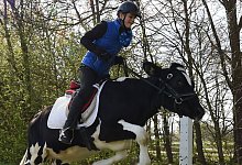 Hanna Steinker reitet auf ihrer Kuh Luna - dpa