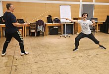 Fechten mit Besen - Janet König