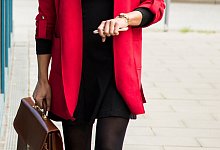 Frau schaut auf ihre Armbanduhr - Christin Klose/dpa-tmn