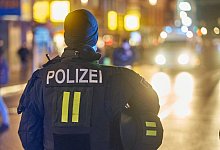 Polizeibeamte stehen am Rande einer Demonstration - Thomas Frey/dpa/dpa-tmn