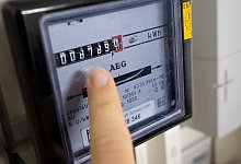 Eine Person liest den Stromverbrauch ab - Philip Dulian/dpa
