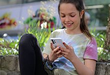 Ein Mädchen mit Smartphone - Mascha Brichta/dpa-tmn