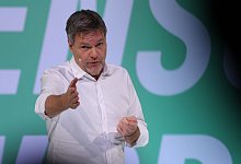Habeck im Wahlkampf der Gr&uuml;nen in Halle - Jan Woitas/dpa