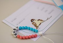 Armband für ein Neugeborenes - Stefan Puchner/dpa/dpa-tmn