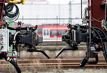 Eine automatische Kupplung f&uuml;r G&uuml;terz&uuml;ge soll es erm&ouml;glichen, den G&uuml;terverkehr auf der Schiene schneller und g&uuml;nstiger zu machen. Momentan werden G&uuml;terwaggons in Europa allerdings immer noch per Hand aneinander gekuppelt. - Fabian Sommer/dpa