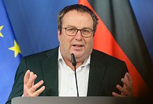 Verkehrsminister Krischer zur Reform des Schienennahverkehrs - Henning Kaiser/dpa