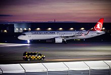 Flughafen Hannover - Ankunft Afghanen mit Aufnahmezusage - Moritz Frankenberg/dpa