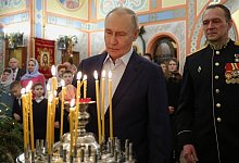 Putin beim orthodoxen Weihnachtsgottesdienst - Vyacheslav Prokofyev/Pool Sputnik Kremlin/AP/dpa