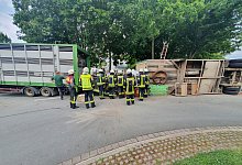Der Viehanh&auml;nger des Gespanns st&uuml;rzte auf die Seite. - Feuerwehr Borchen