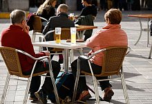 Menschen sitzen in einem Café in Palma - Clara Margais/dpa/dpa-tmn