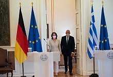Griechenlands Au&szlig;enminister Nikos Dendias (r) und Au&szlig;enministerin Annalena Baerbock bei einer gemeinsamen Pressekonferenz. - Petros Giannakouris/AP/dpa