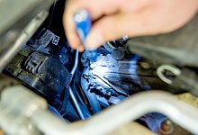 Ein Mechaniker &uuml;berpr&uuml;ft Sch&auml;den unter der Motorhaube - Inga Kjer/dpa-tmn