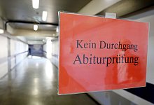 Neues System f&uuml;r Pr&uuml;fungs-Download beim Abitur - Oliver Berg/dpa
