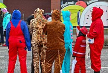 Kost&uuml;mierte warten auf den Start des Karnevalsumzugs - Patrick Pleul/dpa/dpa-tmn