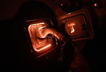 E-Auto an Ladesäule - Julian Stratenschulte/dpa/dpa-tmn